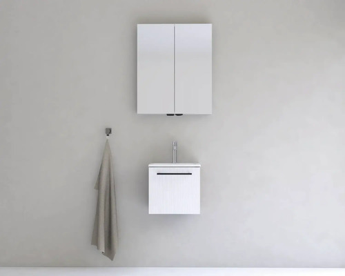 Kúpeľňa s umývadlovou skrinkou, zrkadlovou skrinkou a uterákom