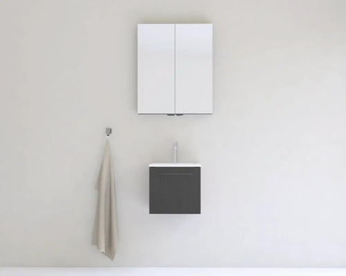 Kúpeľňa so zrkadlovou skrinkou, umývadlovou skrinkou a uterákom