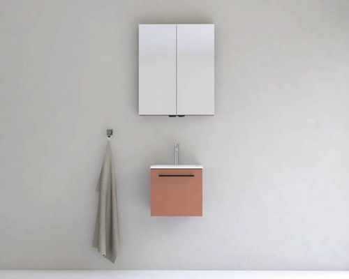 Kúpeľňa so zrkadlovou skrinkou, umývadlovou skrinkou a uterákom