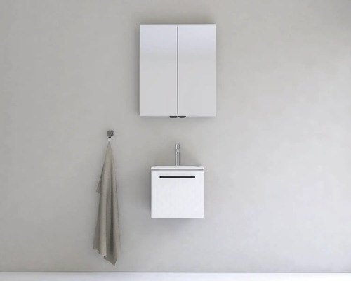 Moderná kúpeľňa s umývadlovou skrinkou, zrkadlovou skrinkou a háčikom na uteráky