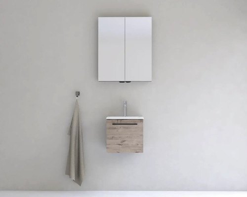 Kúpeľňa so zrkadlovou skrinkou, umývadlom a háčikom na uteráky