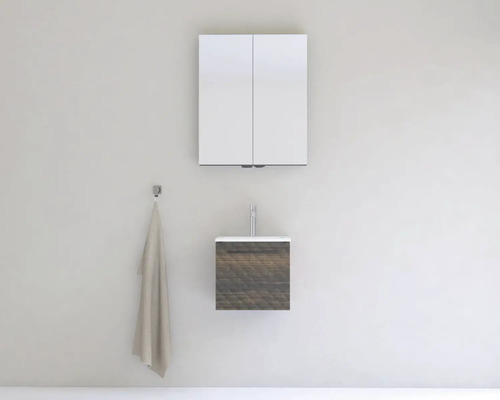 Kúpeľňa so zrkadlovou skrinkou, umývadlom so skrinkou a držiakom na uteráky