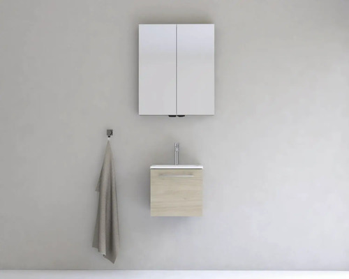 Kúpeľňa so zrkadlovou skriňou, umývadlom a držiakom na uteráky