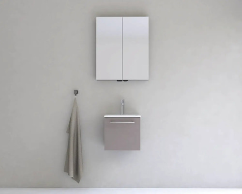 Moderná kúpeľňa s umývadlovou skrinkou, zrkadlovou skrinkou a držiakom na uteráky na montáž na stenu.