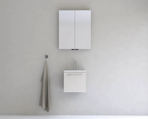 Kúpeľňa so zrkadlovou skrinkou, umývadlom a držiakom na uteráky