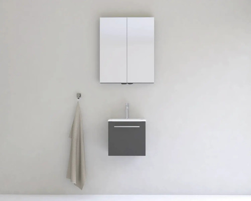 Kúpeľňa so zrkadlovou skrinkou, skrinkou pod umývadlo a háčikom na uteráky