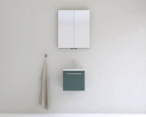 Kúpeľňa so zrkadlovou skrinkou, skrinkou pod umývadlo a uterákom