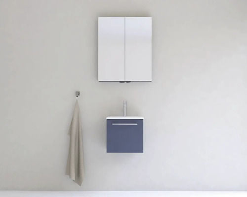 Kúpeľňa so zrkadlovou skrinkou, umývadlom a uterákom