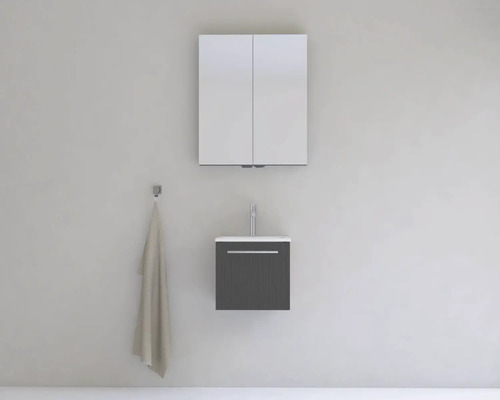 Kúpeľňa s umývadlovou skrinkou, zrkadlovou skrinkou a uterákom