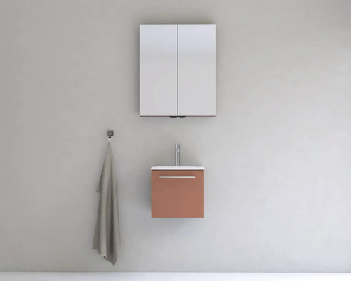 Kúpeľňa so zrkadlovou skrinkou, umývadlom a uterákom