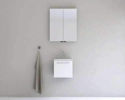 Moderná kúpeľňa so zrkadlovou skrinkou, umývadlom a držiakom na uteráky