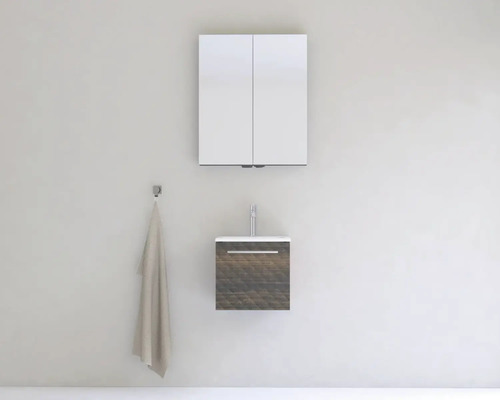 Kúpeľňa so zrkadlovou skrinkou, umývadlom a uterákom