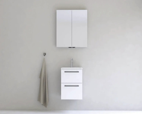 Kúpeľňa s bielou skrinkou pod umývadlo, umývadlom, zrkadlovou skrinkou a uterákom