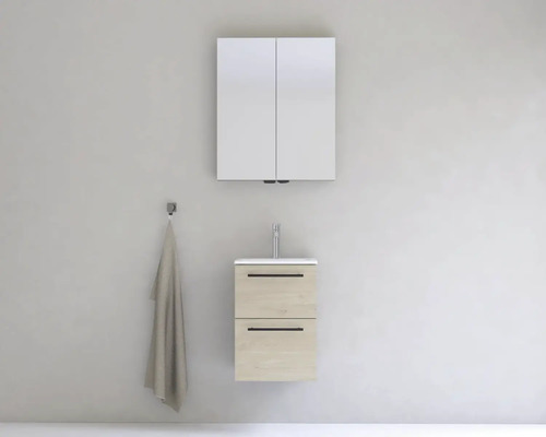 Kúpeľňa s umývadlovou skrinkou, umývadlom a zrkadlovou skrinkou