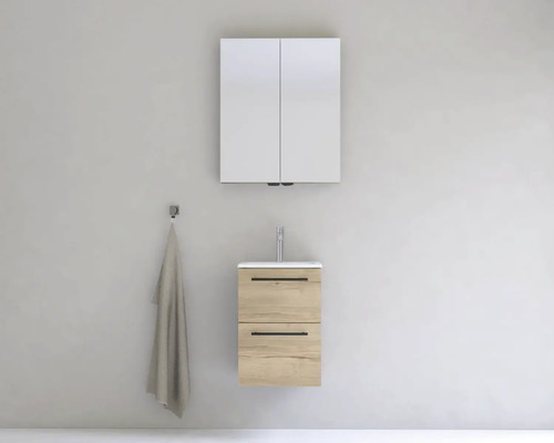 Kúpeľňa so zrkadlovou skrinkou, skrinkou pod umývadlo, umývadlom a uterákom