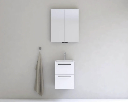 Kúpeľňa s bielou skrinkou pod umývadlo, umývadlom, vodovodnou batériou a zrkadlovou skrinkou