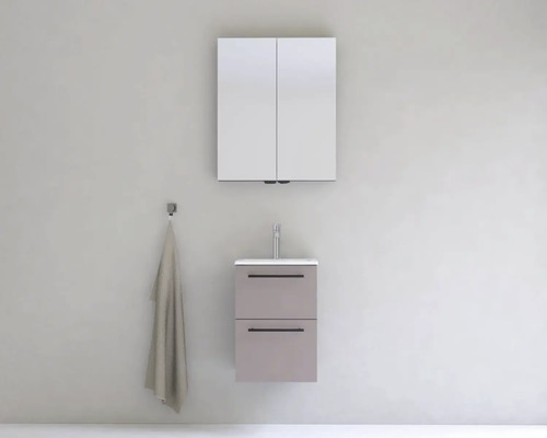 Moderná kúpeľňa so zrkadlovou skrinkou, umývadlom a háčikom na uteráky