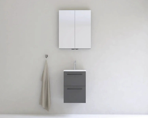 Kúpeľňová scéna s umývadlovou skrinkou, umývadlom, zrkadlovou skrinkou a háčikom na uteráky