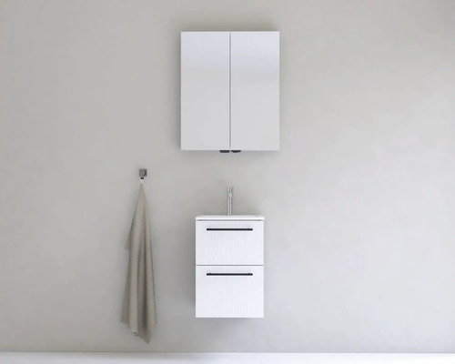 Kúpeľňa s umývadlovou skrinkou, zrkadlovou skrinkou a uterákom