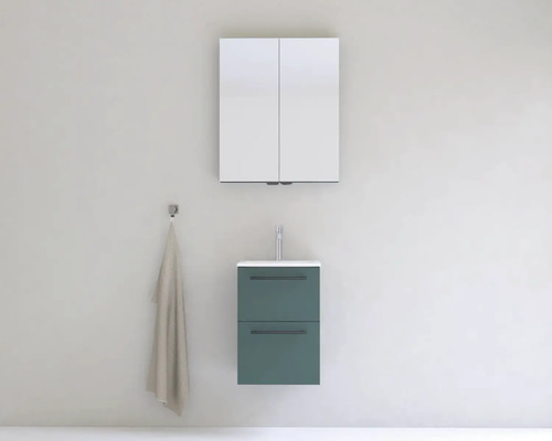 Moderná kúpeľňa s umývadlovou skrinkou, umývadlom, zrkadlovou skrinkou a háčikom na uteráky