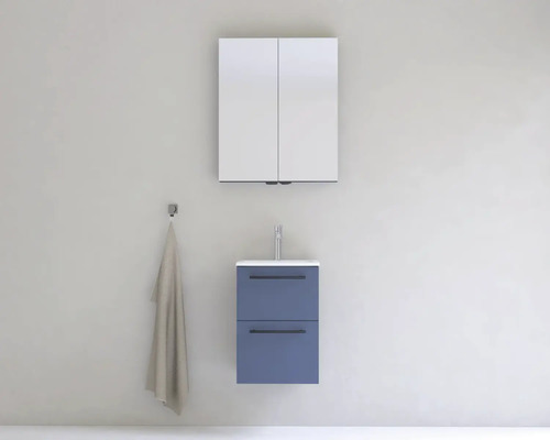 Kúpeľňa so zrkadlovou skrinkou, skrinkou pod umývadlo a držiakom na uteráky