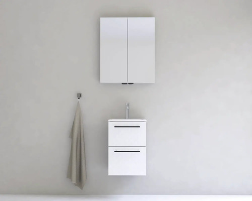 Kúpeľňa s umývadlovou skrinkou, zrkadlovou skrinkou a uterákom