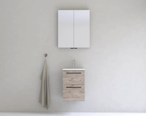 Kúpeľňa s umývadlovou skrinkou a zrkadlovou skrinkou