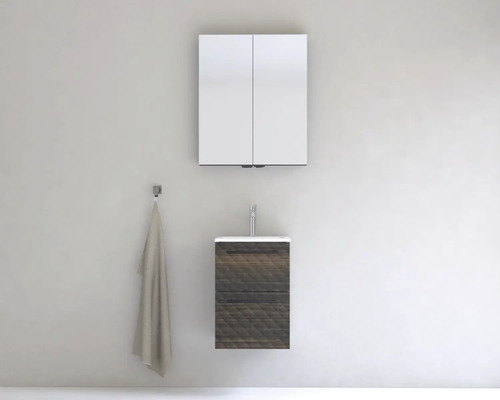 Kúpeľňa so zrkadlovou skrinkou, umývadlom a držiakom na uteráky