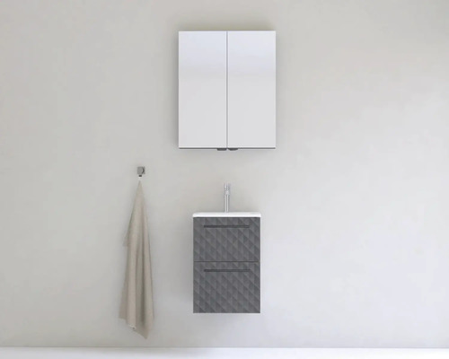 Kúpeľňa s umývadlovou skrinkou, zrkadlovou skrinkou a uterákom