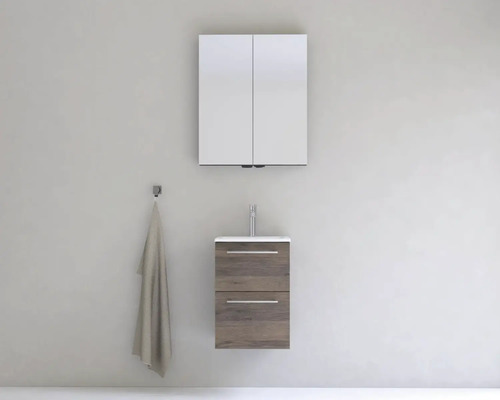 Kúpeľňa s umývadlovou skrinkou, umývadlom, zrkadlovou skrinkou a háčikom na uteráky