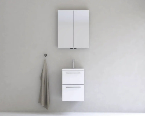 Svetlá kúpeľňa s umývadlovou skrinkou, zrkadlovou skrinkou a držiakom na uteráky