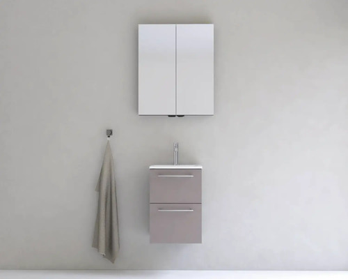 Kúpeľňa s umývadlovou skrinkou, umývadlom, zrkadlovou skrinkou a háčikom na uterák