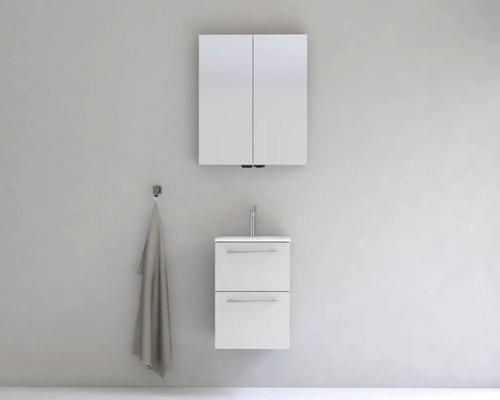 Moderná kúpeľňa s umývadlovou skrinkou, umývadlom, zrkadlovou skrinkou a háčikom na uteráky