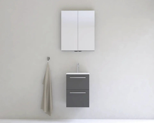 Moderná kúpeľňa s umývadlovou skrinkou, zrkadlovou skrinkou a uterákom