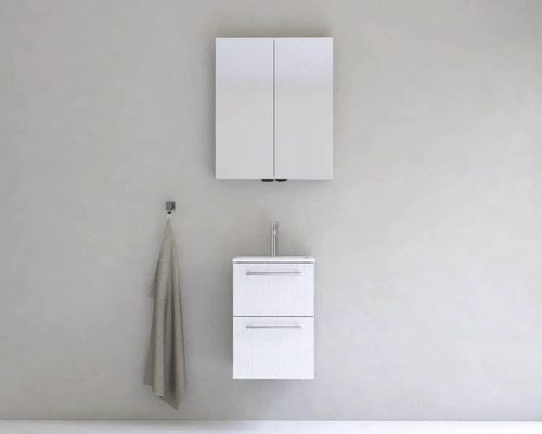 Kúpeľňa s umývadlovou skrinkou, zrkadlovou skrinkou a uterákom