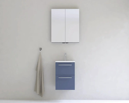 Kúpeľňa s umývadlovou skrinkou, umývadlom, zrkadlovou skrinkou a držiakom na uteráky