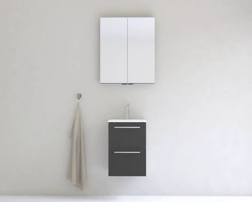 Moderná kúpeľňa so zrkadlovou skrinkou, umývadlom a uterákom