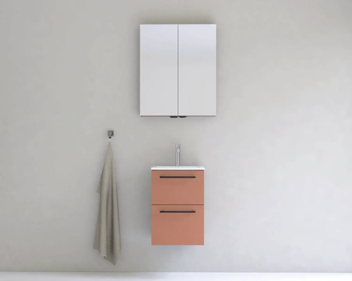 Moderná kúpeľňa s umývadlovou skrinkou, umývadlom, zrkadlovou skrinkou a háčikom na uteráky