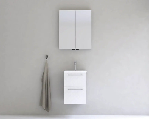 Kúpeľňa s umývadlovou skrinkou, zrkadlovou skrinkou a uterákom