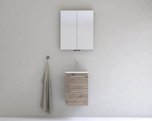 Kúpeľňa s umývadlovou skrinkou, umývadlom, zrkadlovou skrinkou a držiakom na uteráky