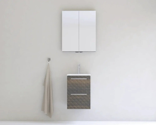 Kúpeľňa s umývadlovou skrinkou, umývadlom, zrkadlovou skrinkou a držiakom na uteráky