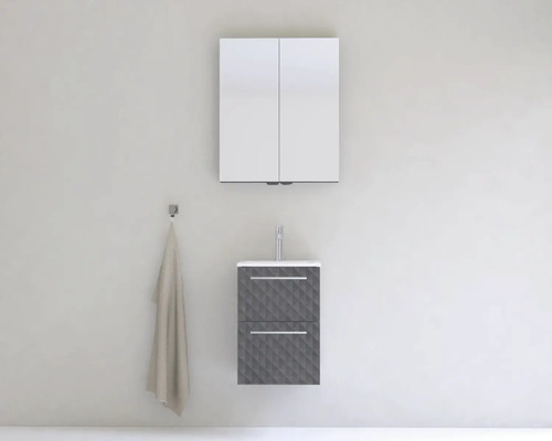 Kúpeľňa s umývadlovou skrinkou, umývadlom, zrkadlovou skrinkou a uterákom