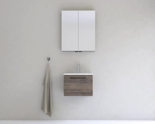 Kúpeľňa so zrkadlovou skrinkou, skrinkou pod umývadlo, batériou a háčikom na uteráky