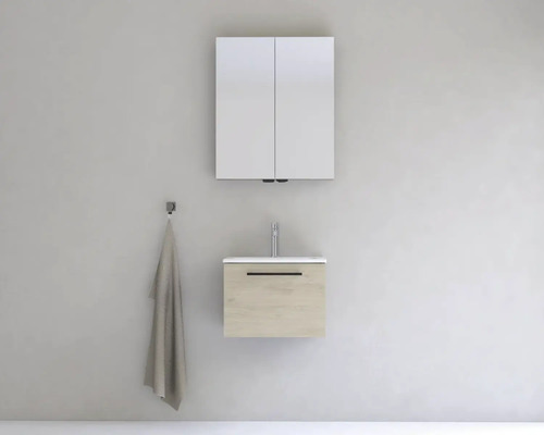 Kúpeľňová scéna s umývadlovou skrinkou, zrkadlovou skrinkou a držiakom na uteráky