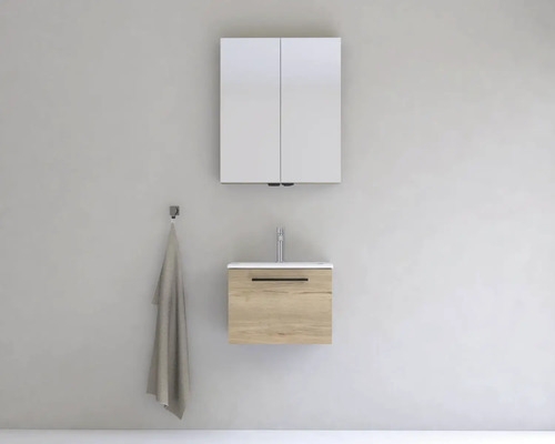 Kúpeľňa s umývadlovou skrinkou, umývadlom, zrkadlovou skrinkou a háčikom na uteráky