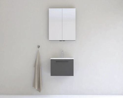 Kúpeľňa so zrkadlovou skrinkou, skrinkou pod umývadlo, umývadlom a háčikom na uteráky