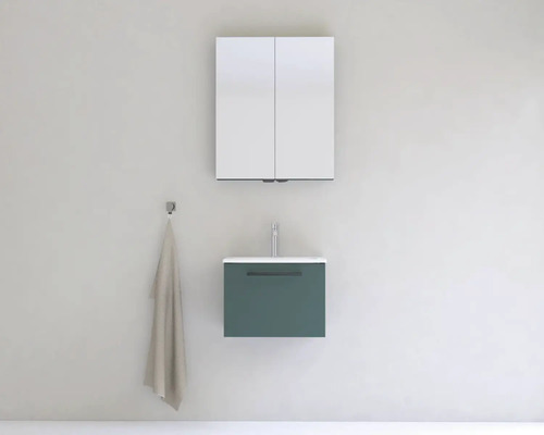 Kúpeľňa so zrkadlovou skrinkou, umývadlom a držiakom na uteráky