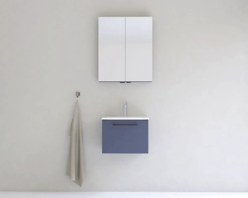 Moderná kúpeľňová súprava so zrkadlovou skrinkou, umývadlom a držiakom na uteráky