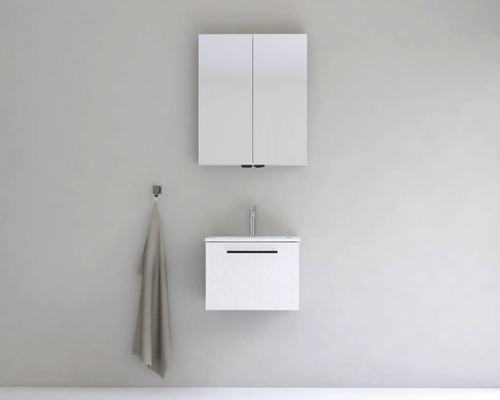 Moderná kúpeľňa s bielou skrinkou pod umývadlo, zrkadlovou skrinkou a uterákom