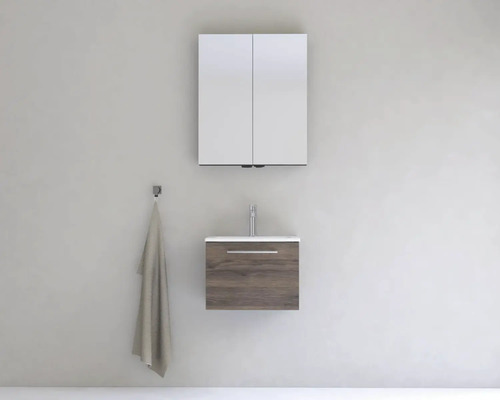 Kúpeľňa so zrkadlovou skrinkou, umývadlom a uterákom